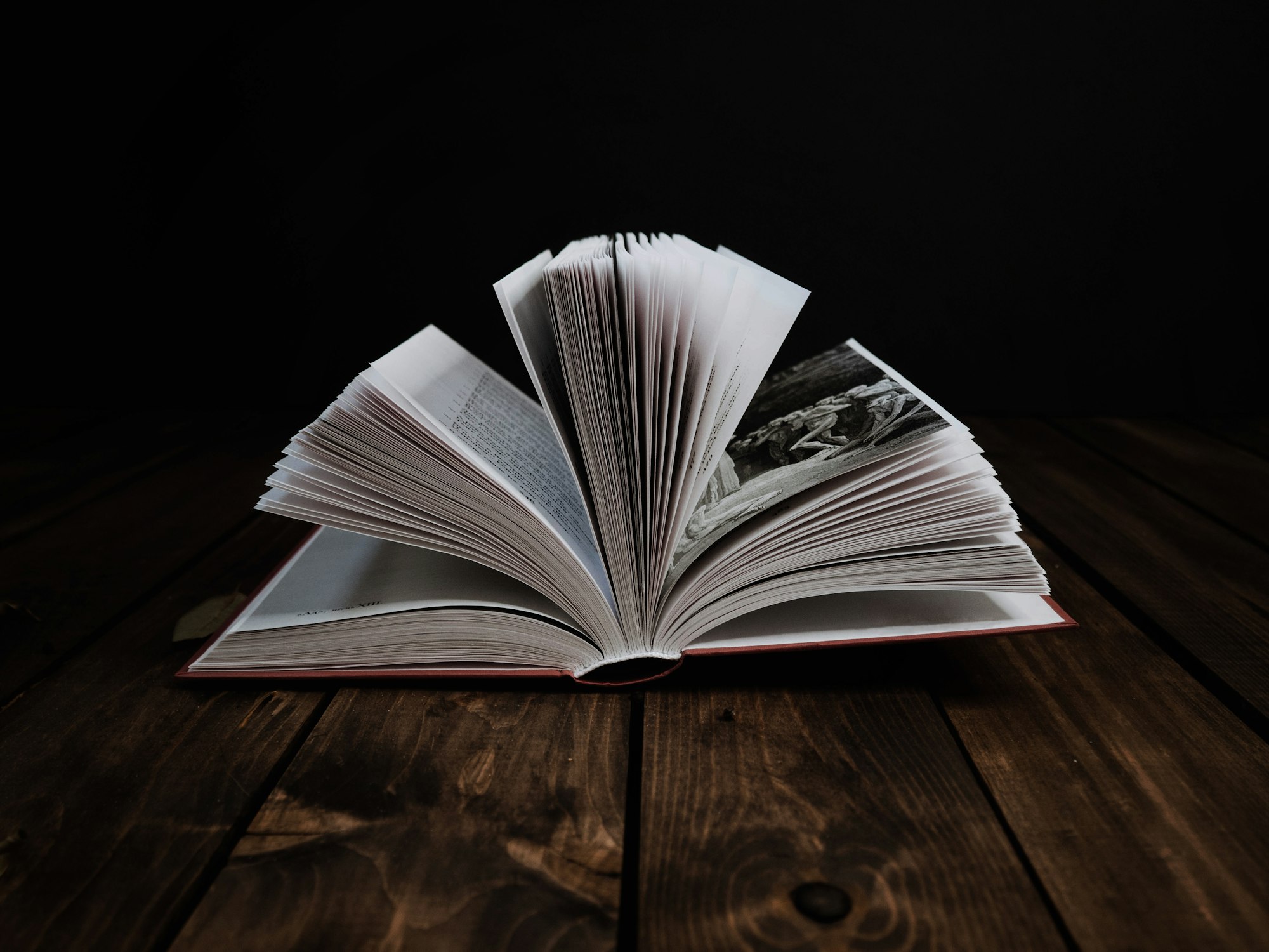 Un livre ouvert posé sur une table en bois, symbole de littérature